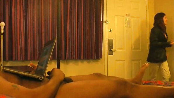 Latino najbolji porno seks pilići zure u kameru dok glačaju veliki peder