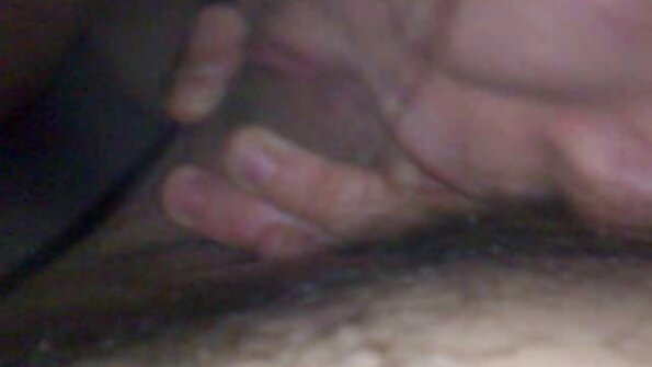 Lezbijka prstima pomaže sex porno filmovi djevojci da rasteže macu na podu