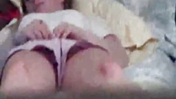 Gonzo solo video predstavlja Cammie Fox kako pornić seks provjerava ogromne seksualne igračke
