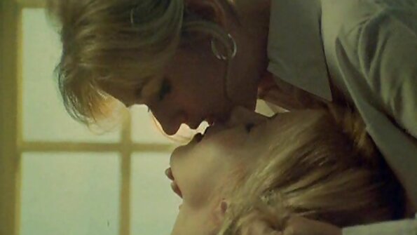 Prijateljice sex filmovi porno lezbijke Jessie Andrews i Dana Vespoli se jebaju na podu