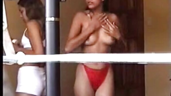 Prekrasna plavuša u crvenom donjem rublju prodire na porno seks filmovi otvorenom